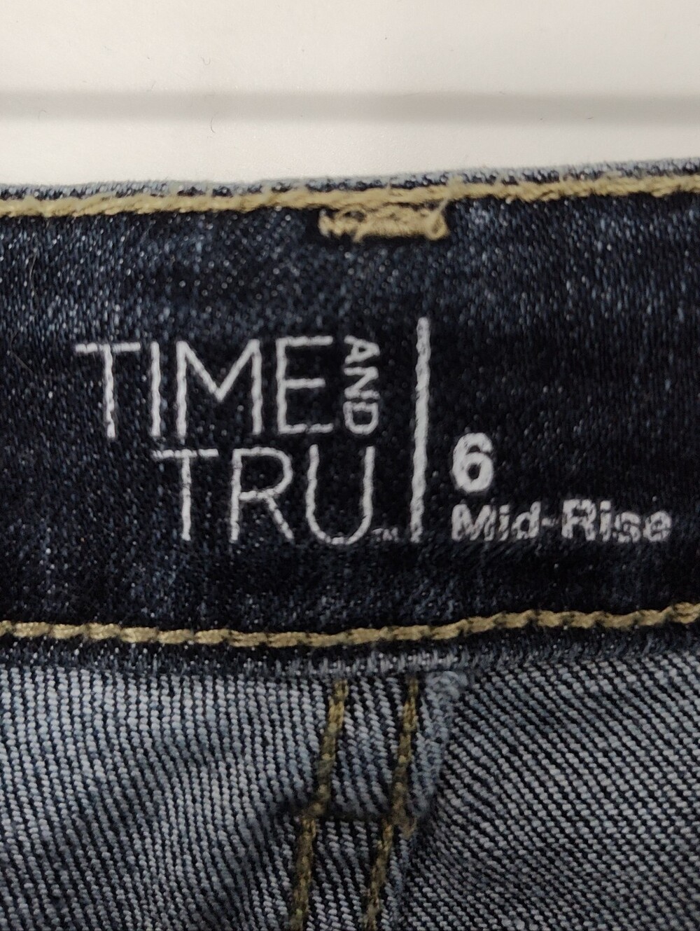 Time And Tru Mid-Rise Women's Dark Wash Cuffed Denim Shorts Size 6 - Picture 3 of 5